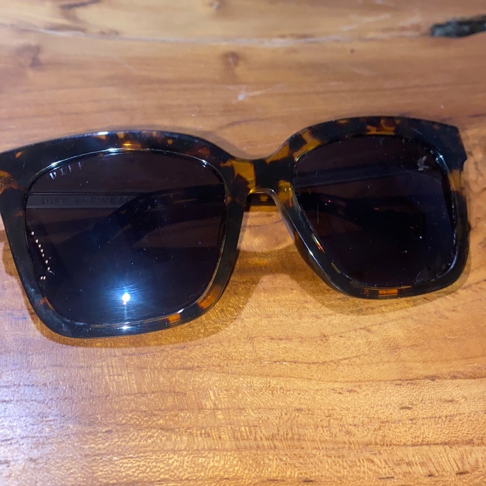 DIFF sunglasses w/case cheetah leopard gold legs